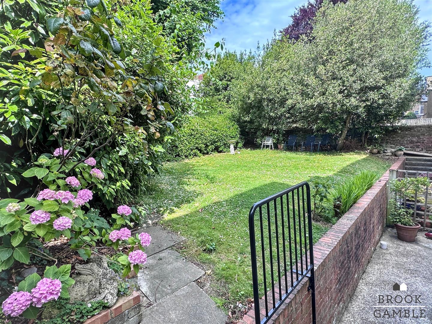 2 Bedroom Flat. Spencer Road in Eastbourne,  2